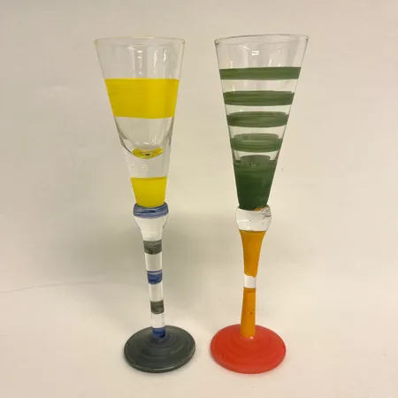 Två snapsglas handmålade omärkta, färgbortfall, längd ca 19,5cm Skickas med postpaket.