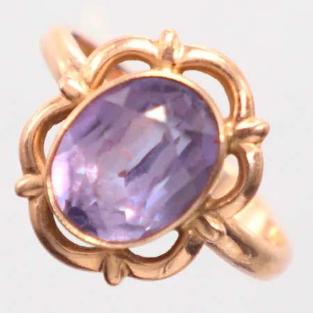 Ring med lila sten stl: 17¼, 14K. Vikt: 3,6 g