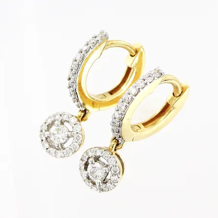 Ett par örhängen diamanter 2 x ca 0,05ct 46 x ca 0,005ct Guldfynd, längd 18mm bredd 1-5,5mm 18K.  Vikt: 2,3 g