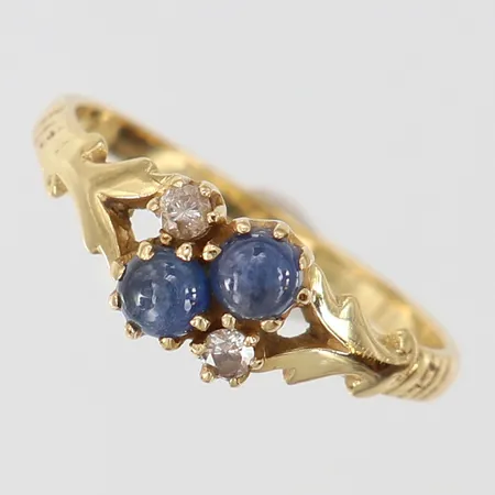 Ring cabochonslipade safirer, diamanter 2 x 0,03ct stl:16¾, bredd 1,5-6,5mm 18K Vikt: 1,9 g