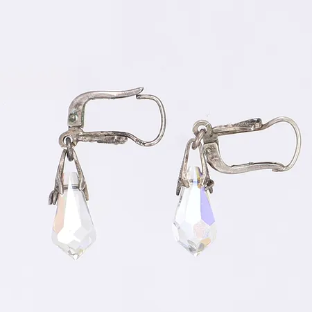 Ett par örhängen med vita stenar längd 30mm bredd 6mm silver 835/1000 Vikt: 2,6 g