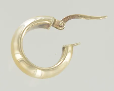 Singel örhänge diam 1 cm bredd 4,8 mm 14K  Vikt: 0,8 g