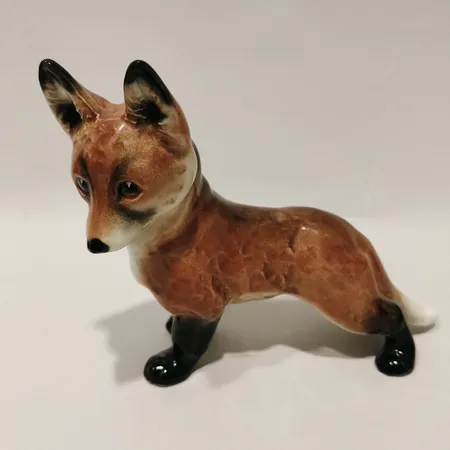 Figurin Räv höjd 12cm, längd 18cm, porslin