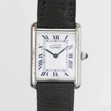 Herrur Cartier Tank must de Cartier silver quartz, boett-nr:690006, serie-nr:00563, 23x30mm, original läderband något slitet, batteribyte behövs, repor, bruksskick, etui.