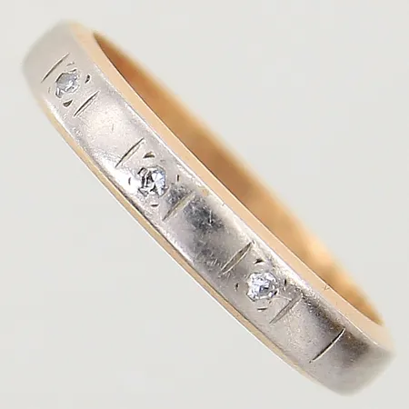 Ring med 8/8-slipade diamanter 3x 0,01ct stl:17½, bredd 3,5mm, tvåfärgad, gravyr, 18K  Vikt: 3,6 g