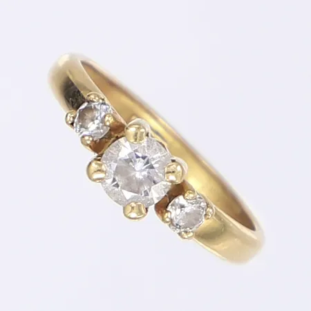 Ring GHA med vita stenar stl: 16¾ bredd 3-5mm 18K Vikt: 1,1 g