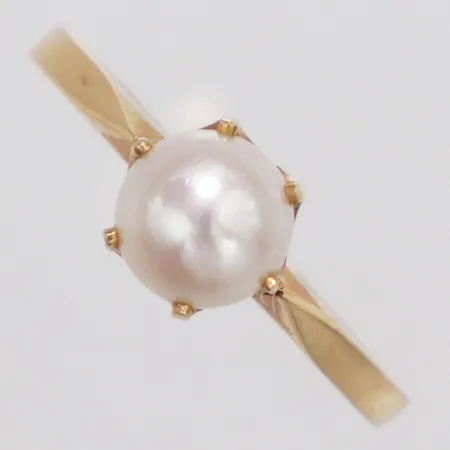 Ring med imitationspärla stl:19 bredd 1,8-7mm 18K Vikt: 2,4 g