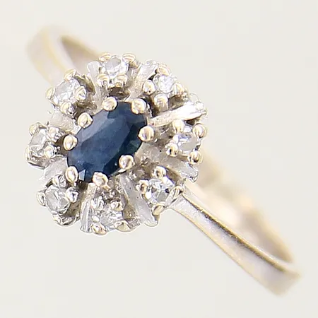 Ring med diamanter totalt 0,12ctv enligt gravyr samt safir stl:16¾, bredd:2-10mm, vitguld, i behov av omrodiering, 18K   Vikt: 2,7 g