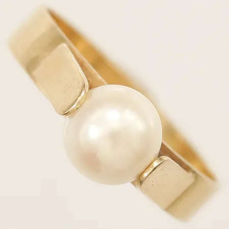 Ring med pärla Ø6,5mm stl:16¼, bredd 3,4mm, 18K  Vikt: 2,2 g