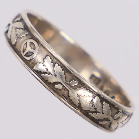 Ring med mönster K&EC Göteborg år 1936 stl:22½, bredd 5,2mm, silver 830/1000 Vikt: 3,8 g