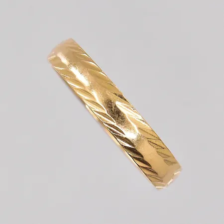 Ring Schalins stl:16¾ bredd 3,4mm, gravyr 18K Vikt: 1,5 g