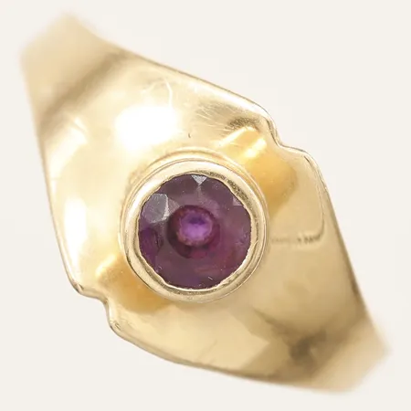Ring med ametist stl:18¾, bredd 10mm, Alton Falköping år 1968, 18K Vikt: 2,3 g