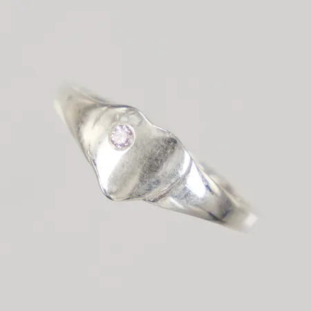 Ring med hjärta samt rosa sten Stl:17½, bredd 7mm, Silver 925/1000 Vikt: 1,2 g