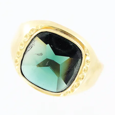 Klackring grön sten stl:18¾ bredd 4-13mm skev skena, nagg/slitage på sten 18K. Bruttovikt: 3,4gram.  Vikt: 3,4 g