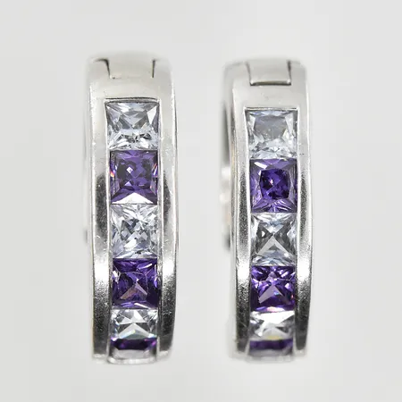 Ett par örhängen med vita och lila stenar Ø17 mm, silver 925/1000. Vikt: 6 g