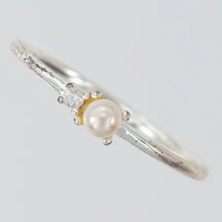 Ring vita stenar och imitationspärla stl:16¾, bredd 1-3mm, 925/1000 silver Vikt: 0,7 g