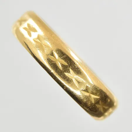 Ring stl:18¾, bredd 5 mm, gravyr, 18K. Vikt: 4,8 g