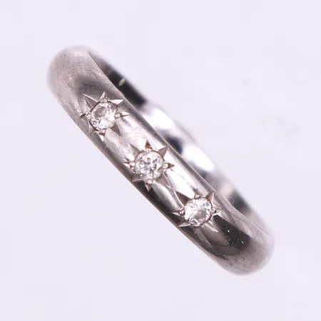 Ring vitguld med 3 st diamanter på totalt 0.09 ct enligt inskription,Classic,storlek 16 ½ mm,bredd 3.5 mm,18k. Vikt: 3,4 g