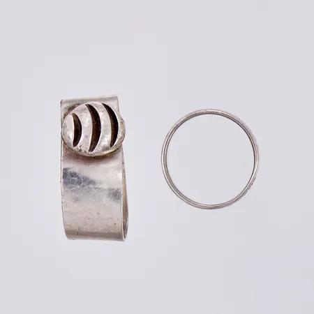 2 Ringar, slitage/bucklor, silver Vikt: 9,9 g
