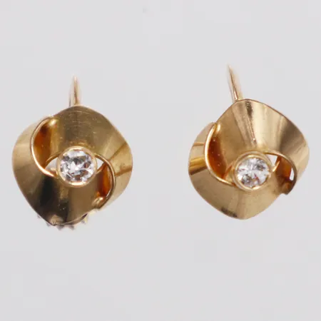 Ett par örhängen med vita stenar längd 10mm bredd 8,7mm, skruvlås 18K Vikt: 1,9 g