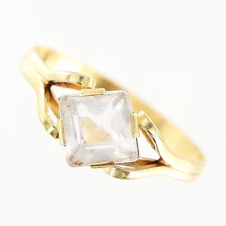 Ring vit sten stl:18 bredd 2-8mm smärre skevhet 18K. Vikt: 1,6 g