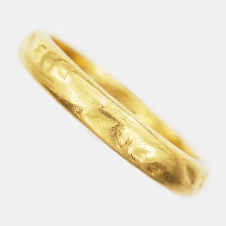 Ring stl 17¾ bredd 4mm, Stockholm år 1929, slitage, gravyr, 23K.  Vikt: 5,5 g