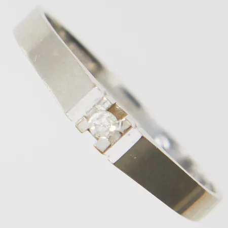 Ring med diamant 1 x ca 0,03ct, stl17, bredd 2-3mm, vitguld, 18K Vikt: 2,2 g