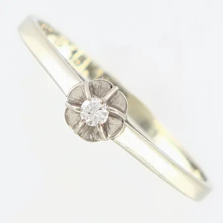 Ring vitguld med diamant 0,04ct, stl:17½, bredd ca 2-4mm, Guldfynd, 18K  Vikt: 1,6 g