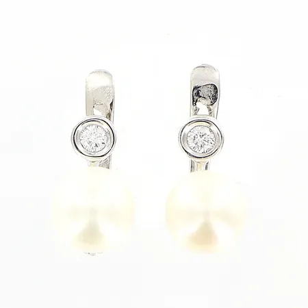 Ett par örhängen diamanter 2 x ca 0,03ct odlad pärla Ø6mm längd 10mm vitguld 18K.  Vikt: 2,6 g