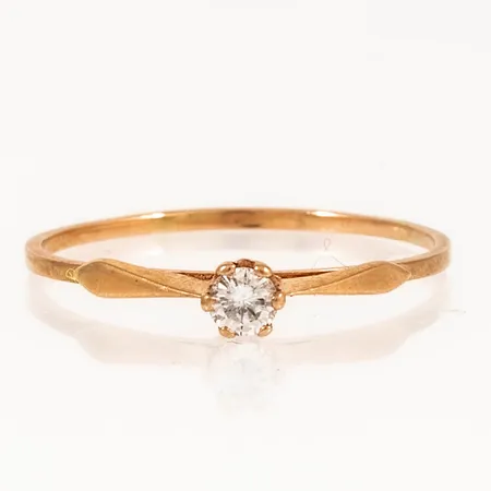 Ring i 18K guld med en diamant ca 0,10ct. Den är 1 - 3,6 mm bred, stl:18½ och väger 1,3g. 