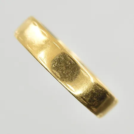 Ring, stl 16¾, bredd 4 mm, gravyr, 18K. Vikt: 3,8 g