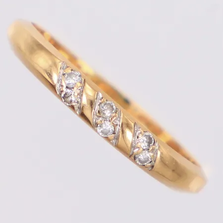 Ring med diamanter 6xca0,01ct stl:16¼, bredd 2,6mm, 18K  Vikt: 1,4 g