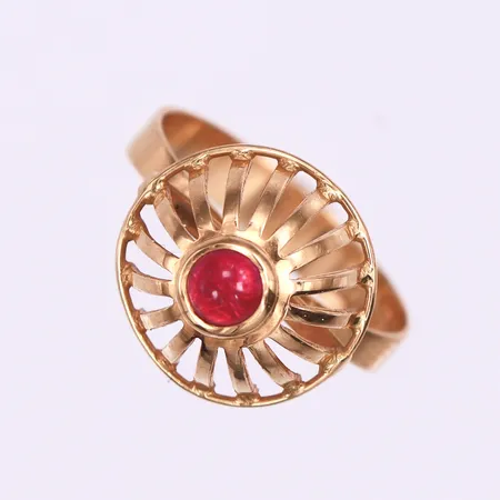 Ring med röd sten,Kaplans Stockholm 1969,storlek 17 ¼ mm,bredd 2.6-13.5 mm. Vikt: 2,8 g