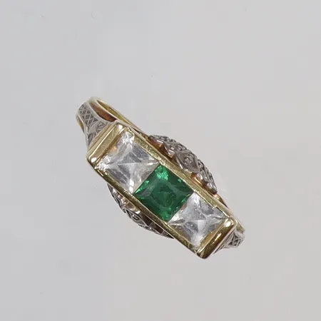 Ring tvåfärgad med grön samt vita stenar stl 16½ bredd 2-7mm 14K Vikt: 2,6 g