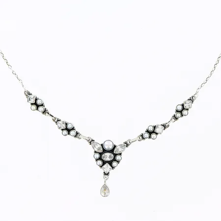 Collier Guldfynd odlade sötvattenpärlor och vita stenar längd 43,5-46,5cm, bredd 2-30mm, silver 925/1000. Vikt: 14,9 g