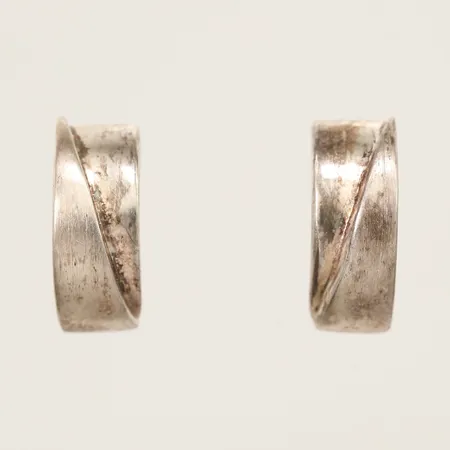 Ett par örhängen längd 15mm, bredd 6mm, 925/1000 silver Vikt: 3,8 g