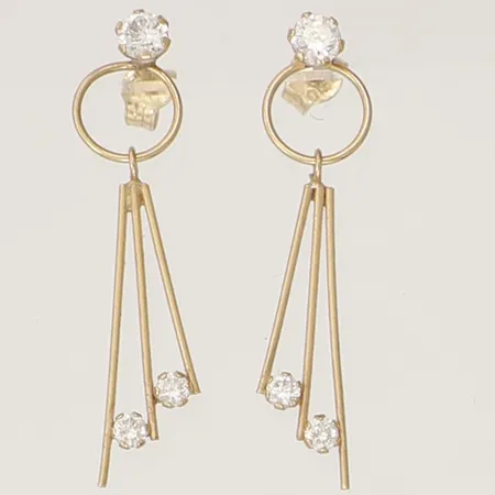 Ett par örhängen med vita stenar, längd 27mm, bredd 6,5mm, 18K  Vikt: 1 g