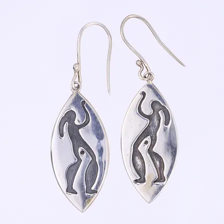 Ett par örhängen med figurer längd inkl ögla 55mm bredd 18mm silver 925/1000 Vikt: 8,4 g