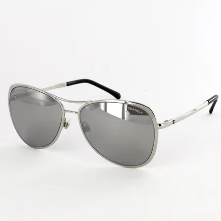 Ett par solglasögon Chanel 4223, stål med silvrigt spegelglas, c124/6G 57¤14, 140 3N, med fodra, box och kvitto från Chanel, 2018