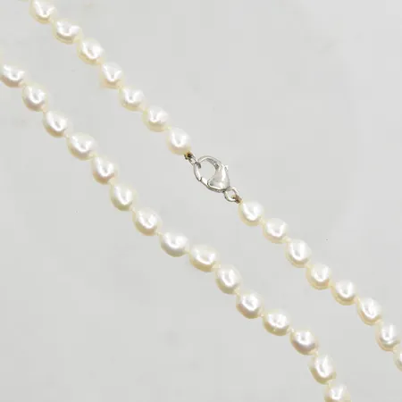 Pärlcollier med 59 odlade sötvattenpärlor stl:7x5mm, längd ca 45 cm, lås i silver 925/1000. Vikt: 0 g