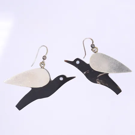 Ett par örhängen i form av fåglar delvis av silver längd 50mm silver 925/1000 Vikt: 6,5 g