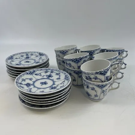 ROYAL COPENHAGEN. "musselmalet", halvblond,kaffekoppar 12 st och fat 12 st nummer 719.Obs skickas ej. Specialfrakt, kontakta pantbankskontoret för mer information.