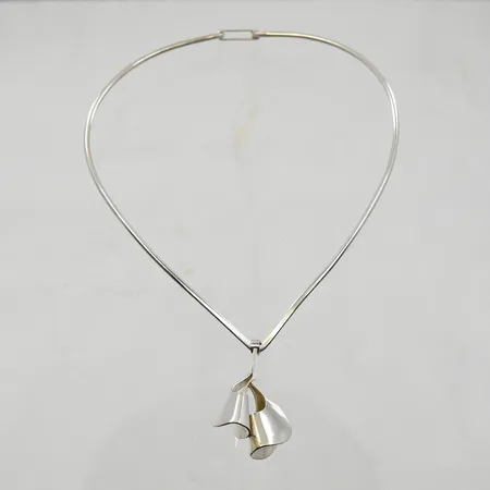 Collier med integrerat hänge C10/1077 innermått stl ca: 15x14 cm, hängets längd 5 cm, silver 92571000. Vikt: 25,4 g