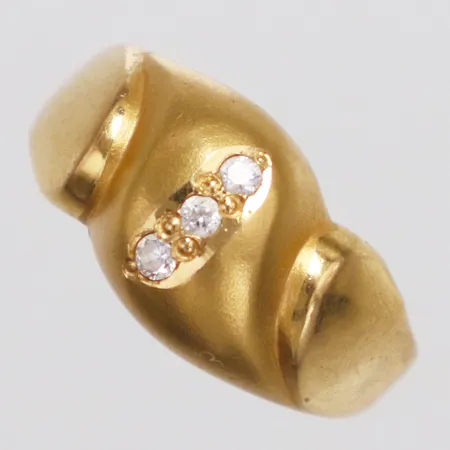 Ring med vita stenar delvis matterad stl:17¾ bredd 2-9,8mm 22K Vikt: 3,4 g