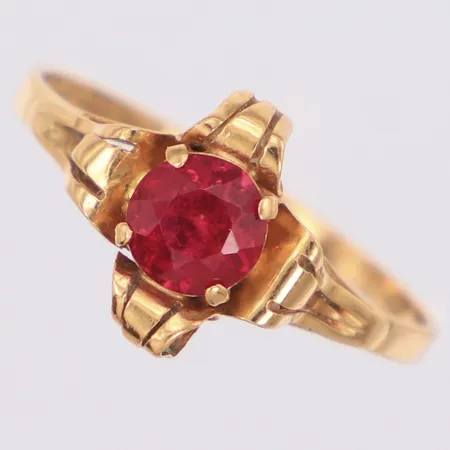 Ring med röd sten stl:17½, bredd 1,3-10,2mm, bucklor, 18K Vikt: 1,5 g