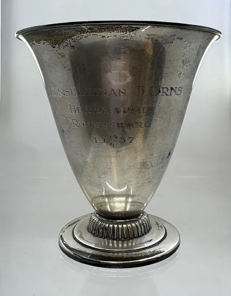 Pokal höjd 13,5 cm, Ø8-13 cm graverad silver 830/1000. Vikt: 204,2 g