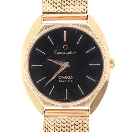 Herrur Omega Constellation Quartz,cal 1330,serienummer 40831353 (1977),diameter ca 35.2 mm,repor/slitage,fungerar ej,18k i uret och vitmetall i bandet. Vikt: 0 g