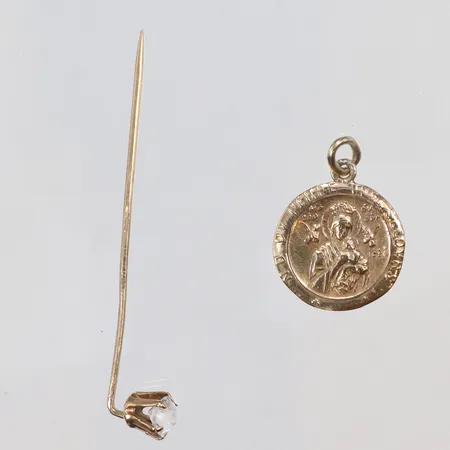 Diverse guld med vit sten, gravyr 14K Vikt: 3,7 g