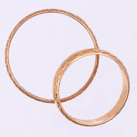Ringar 2 st mönstrade med gravyrer,storlek 16 ½ mm och 20 mm,18k. Vikt: 5,9 g