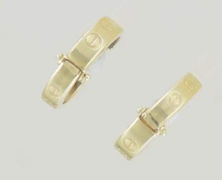 Ett par örhängen diam 1,5 cm bredd 3,4 mm 14K Vikt: 1,6 g